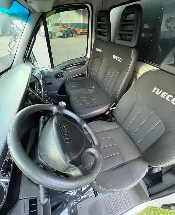 Iveco daily 55C17 baú 2013 - Foto 3