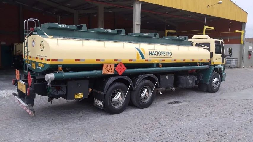 VENDO CAMINHÃO FORD/CARGO 2428E DIESEL COM TANQUE 16.000 LITROS ANO 20007