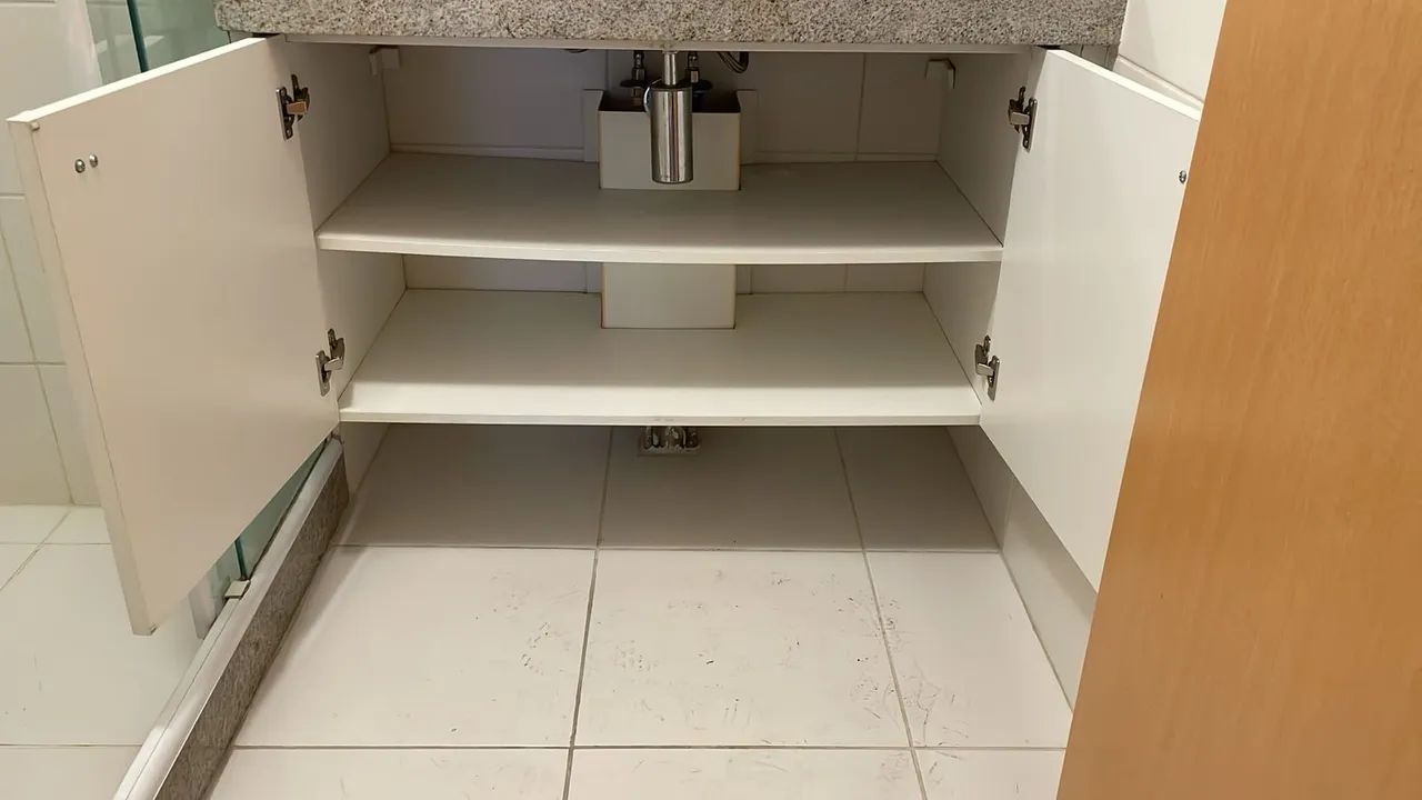 Armário de banheiro com duas portas e prateleiras - Foto 2