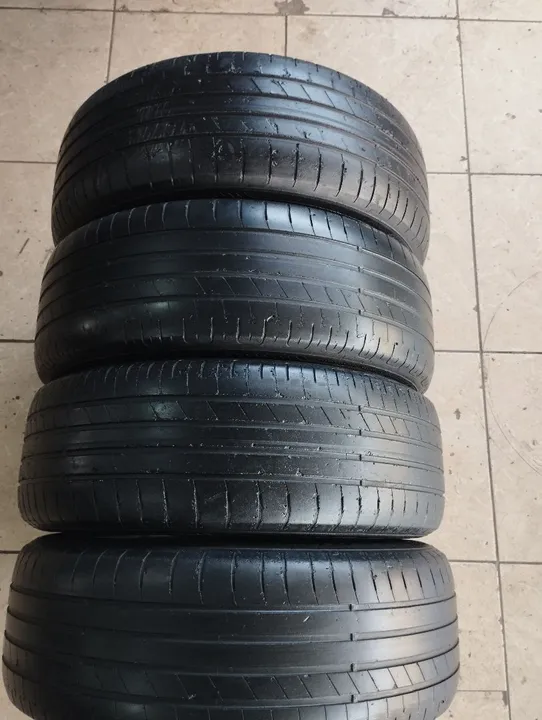 Jogo de pneus marca Goodyear aro 205/55/17