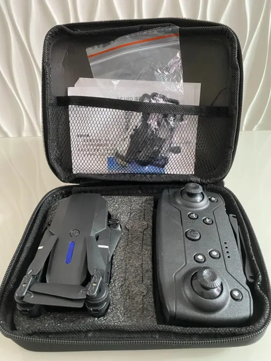 E88 Quadcopter Drone com Controle Remoto,