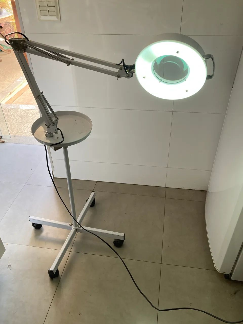 Lupa de tripé com iluminação 
