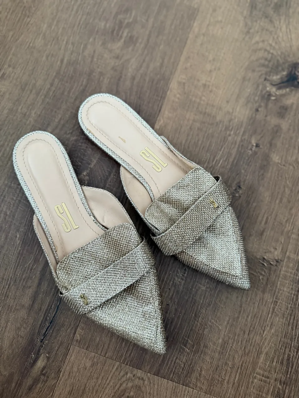 Mule Dourada Feminina - Elegância e Conforto