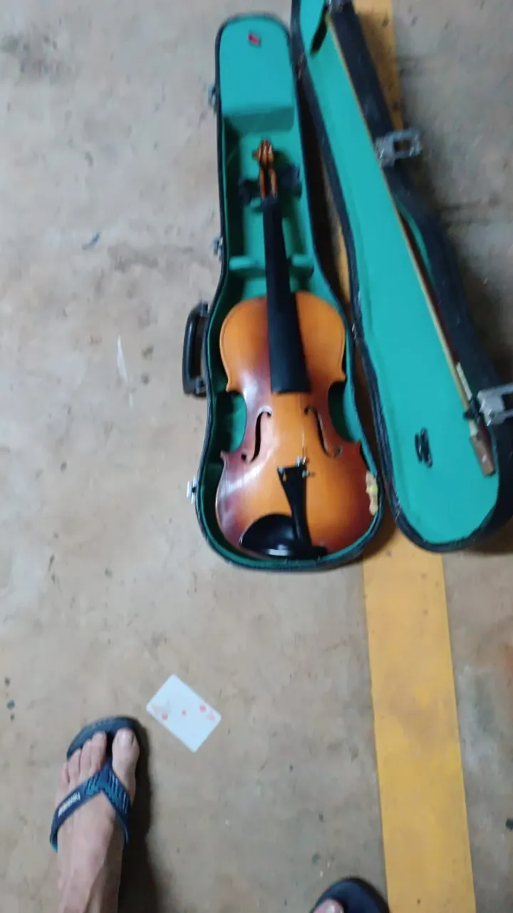Violino precisa trocar as cordas
