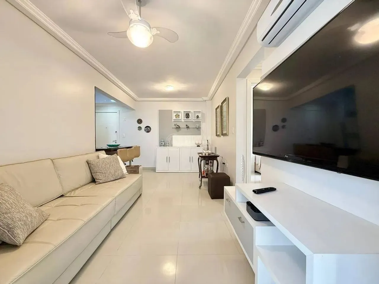 Apartamento mobiliado à venda com 2 dormitórios (sendo 1 suíte), 70m², Vaga Privativa, Cen