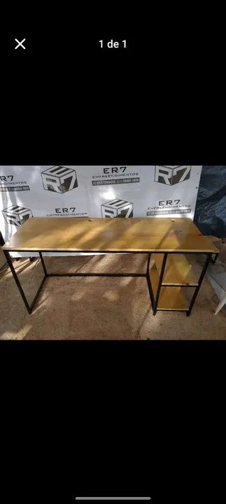 Mesa de escritório em madeira e metal