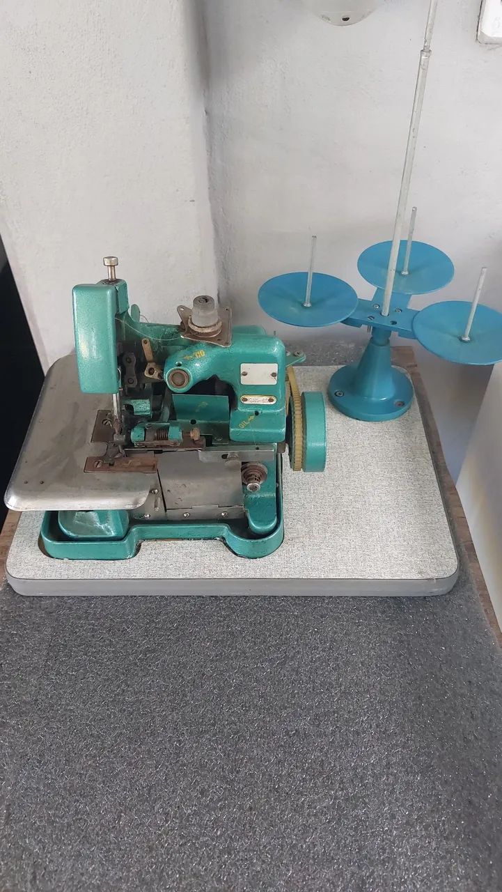 Máquina de Costura Overlock Industrial