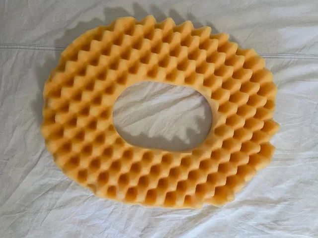 Almofada terapêutica em espuma, com orifício