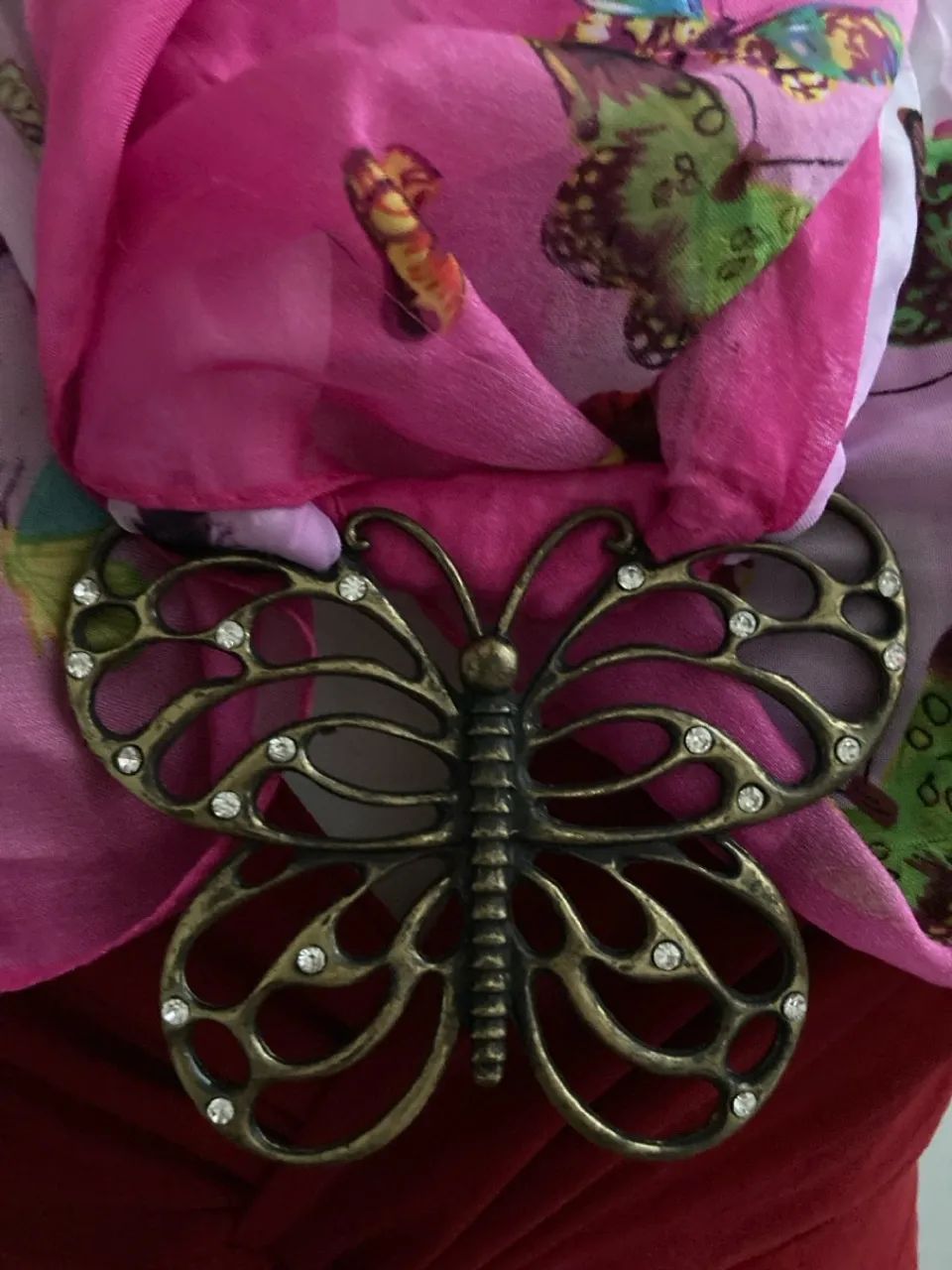 Lenço tipo seda , cetim,  com detalhe de borboleta - Foto 2