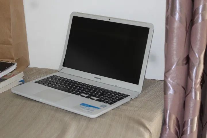 Notebook Samsung Essentials NP350XAA Branco Ônix