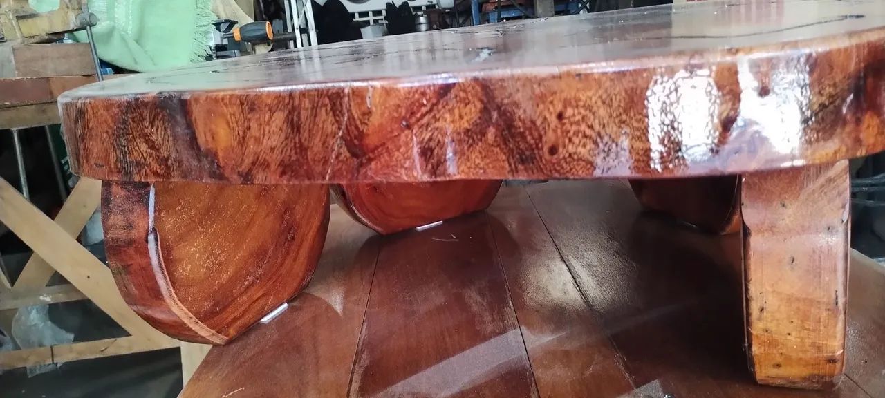 Mesa de centro eletrificada em madeira maciça e resina com veios pretos. - Foto 4
