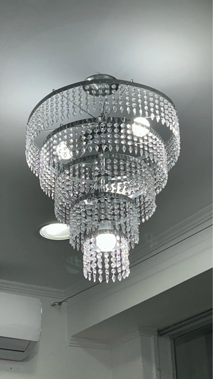 Lustre de cristal acrílico prateado