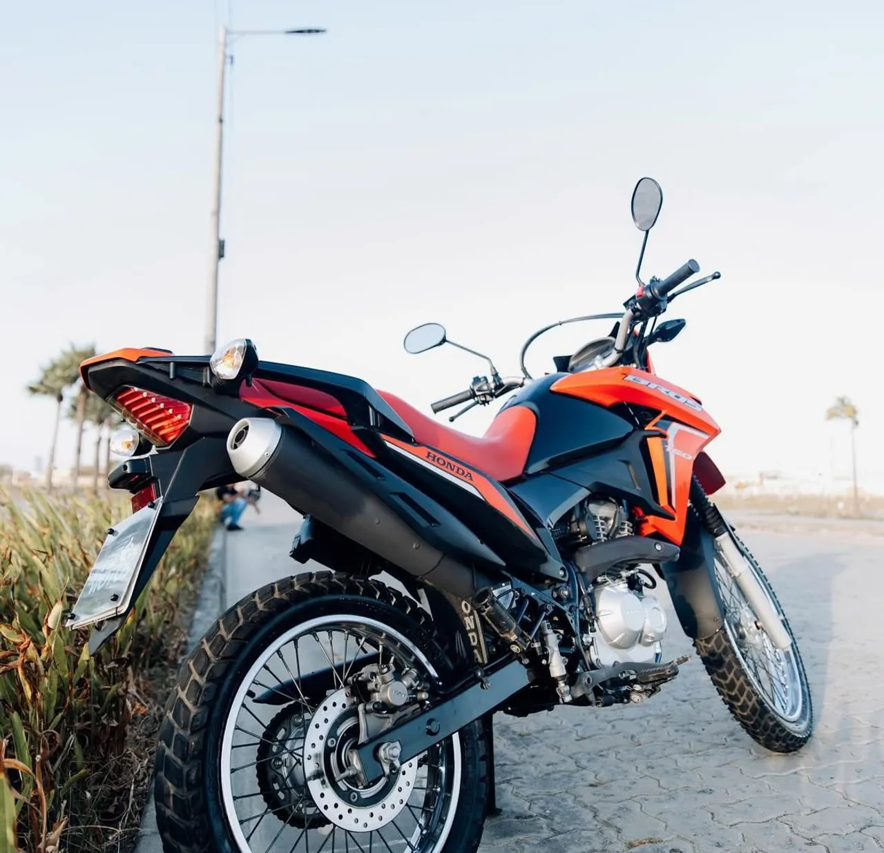 Honda Bros 160 - Moto impecável!