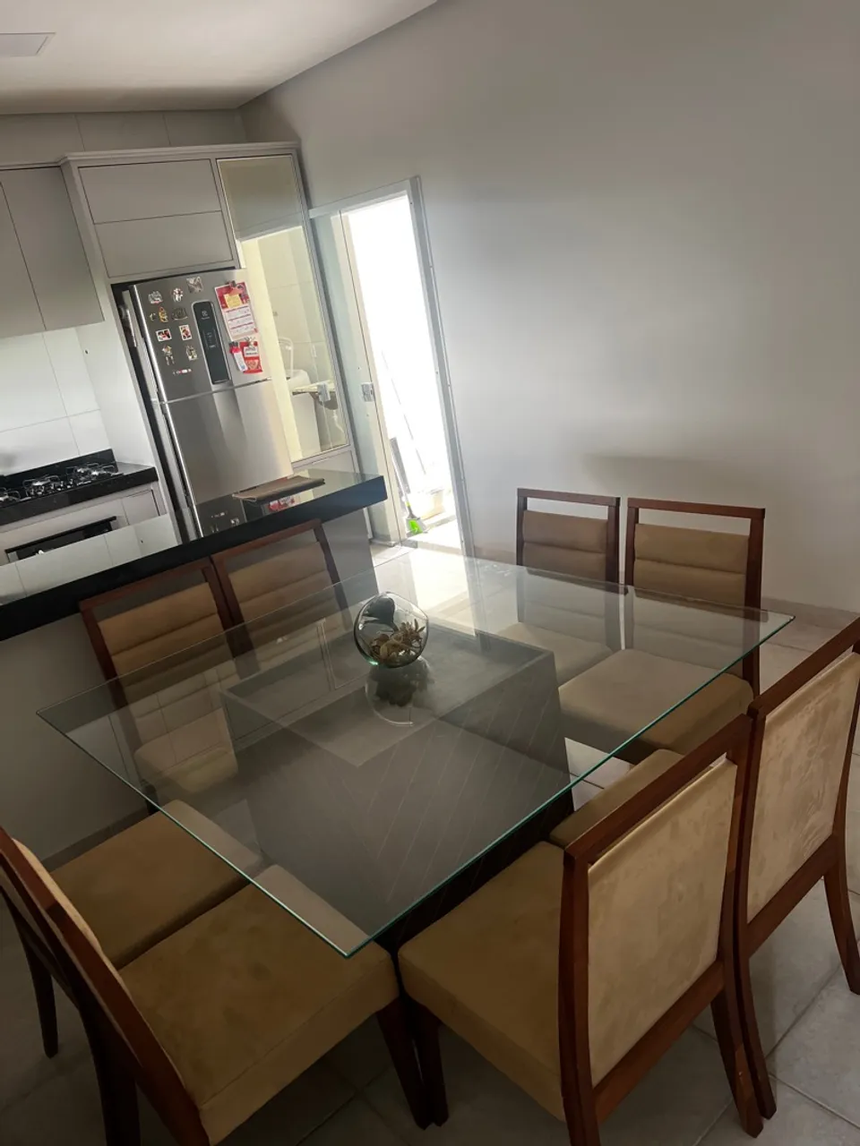 Mesa de Jantar com Tampo de Vidro + 8 Cadeiras em madeira e alcochoado