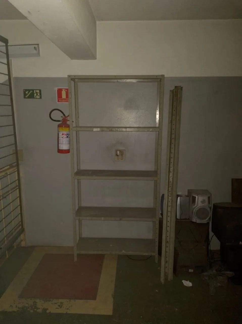 Estantes (prateleiras) de ferro para lojas e outros ambientes