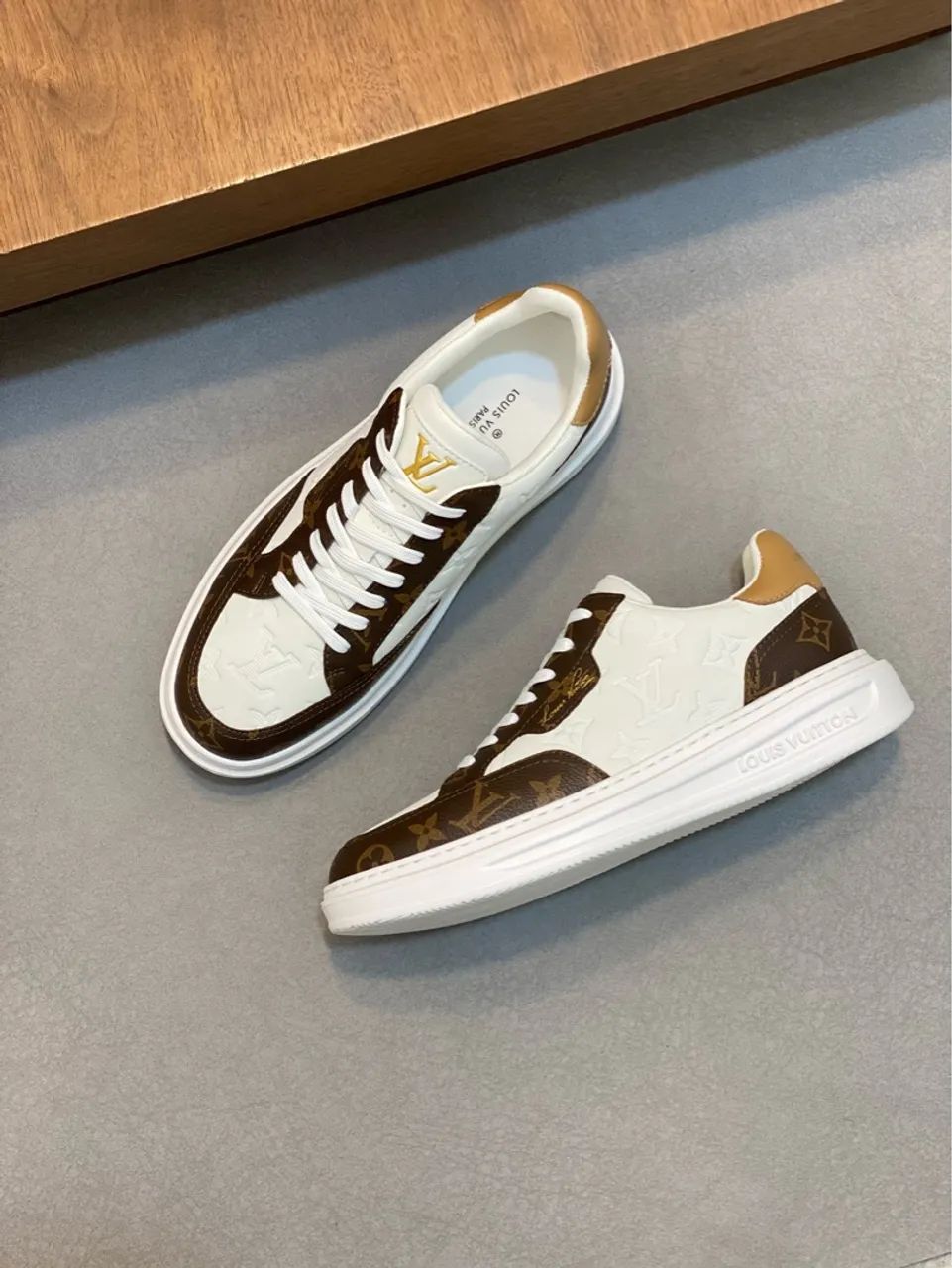 Tênis Louis Vuitton em couro 