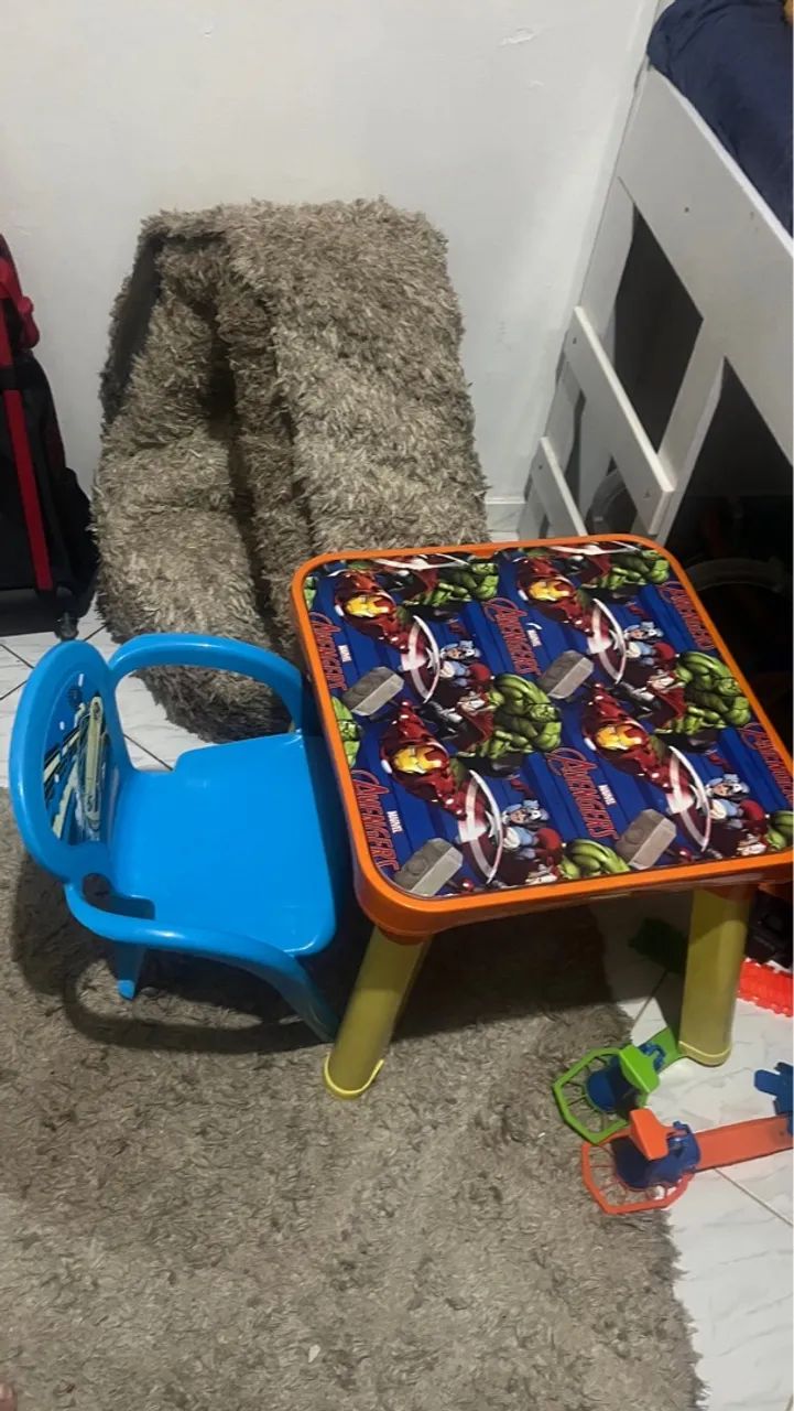 Mesa e cadeira infantil dos Vingadores - Foto 2