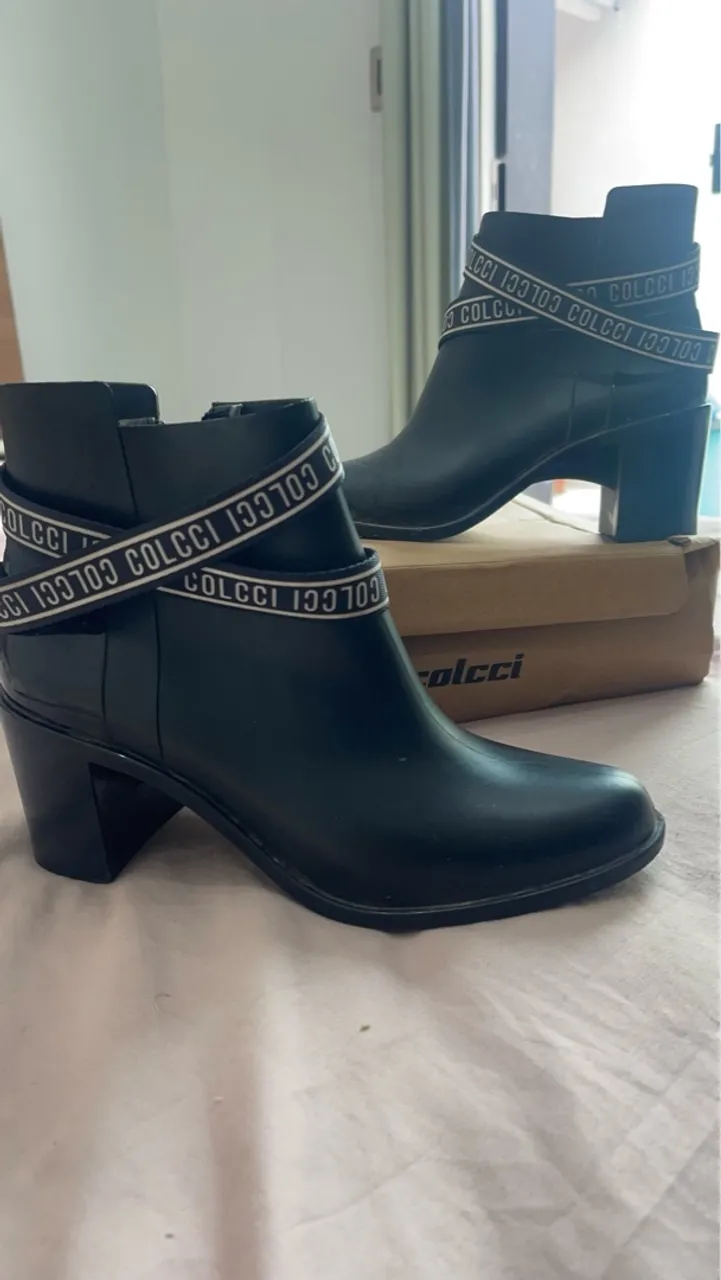Bota Colcci Preta com Detalhes