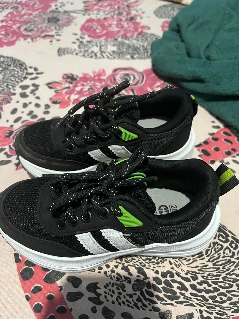 Tênis Infantil Preto com Detalhes Verde