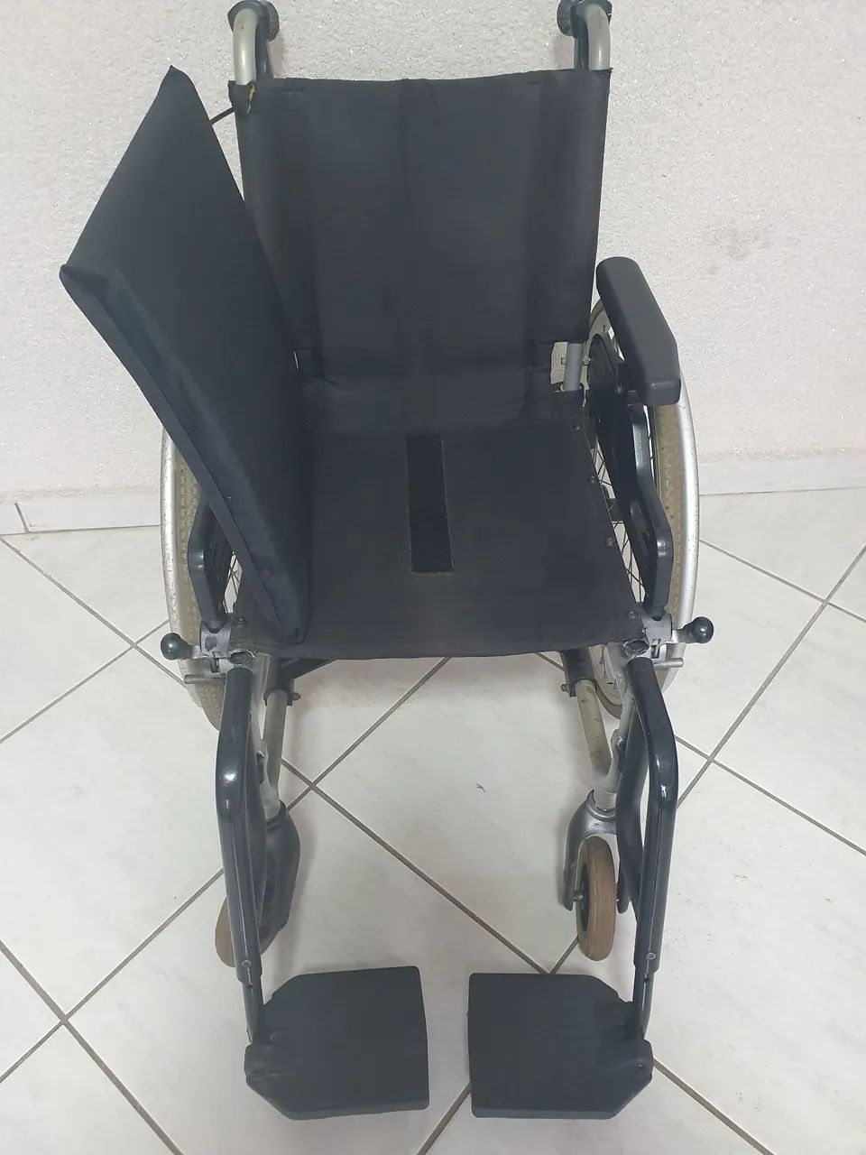Cadeira de rodas Ottobock  dobrável com freios - Foto 2