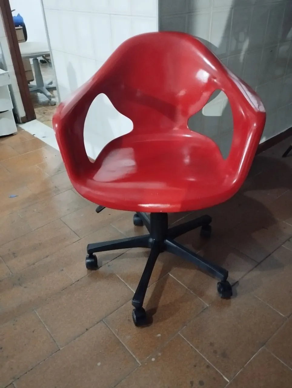 Cadeira de Escritório Vermelha com Rodinhas