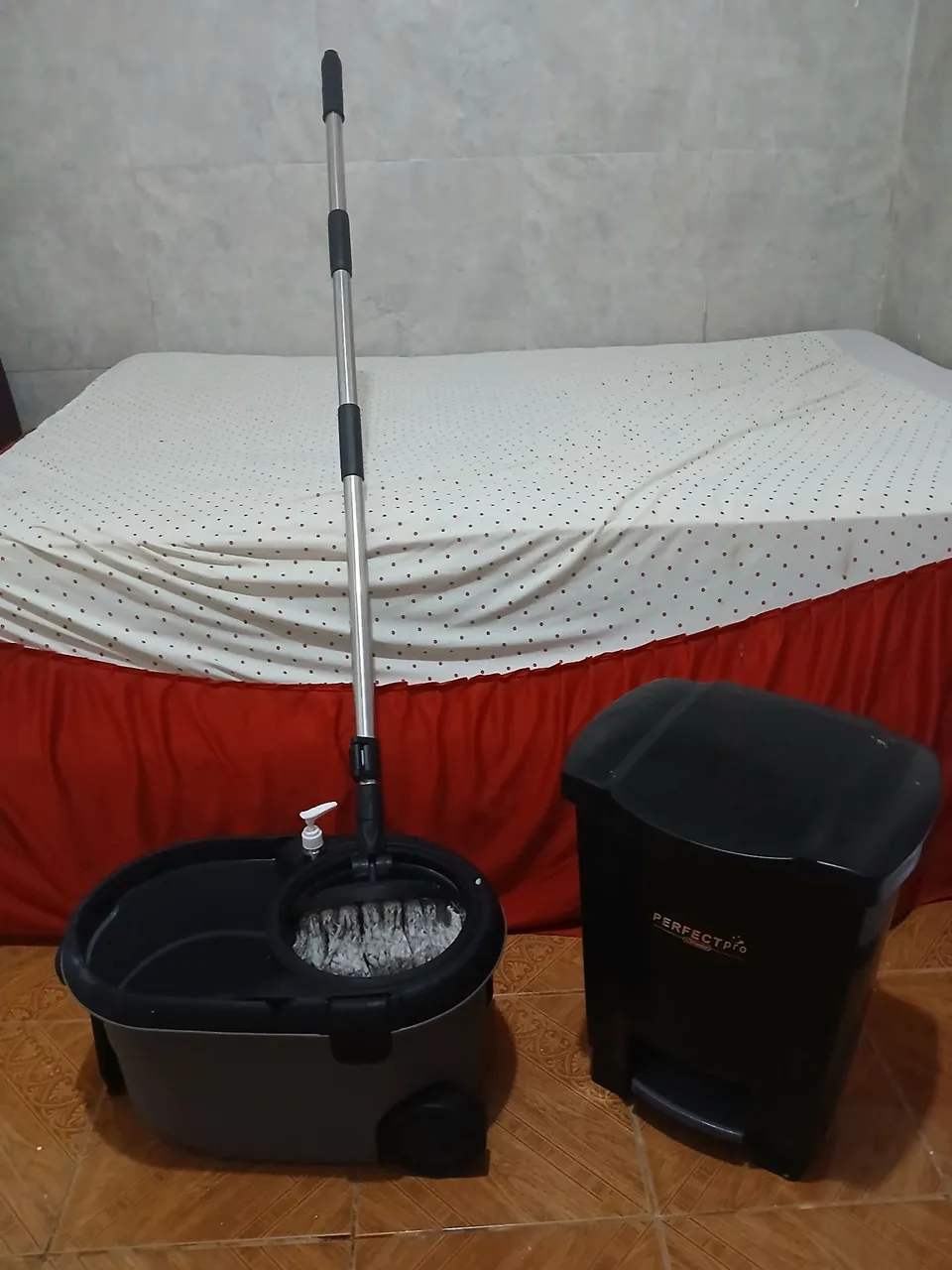 Kit de Limpeza : Mop Giratório e Lixeira
