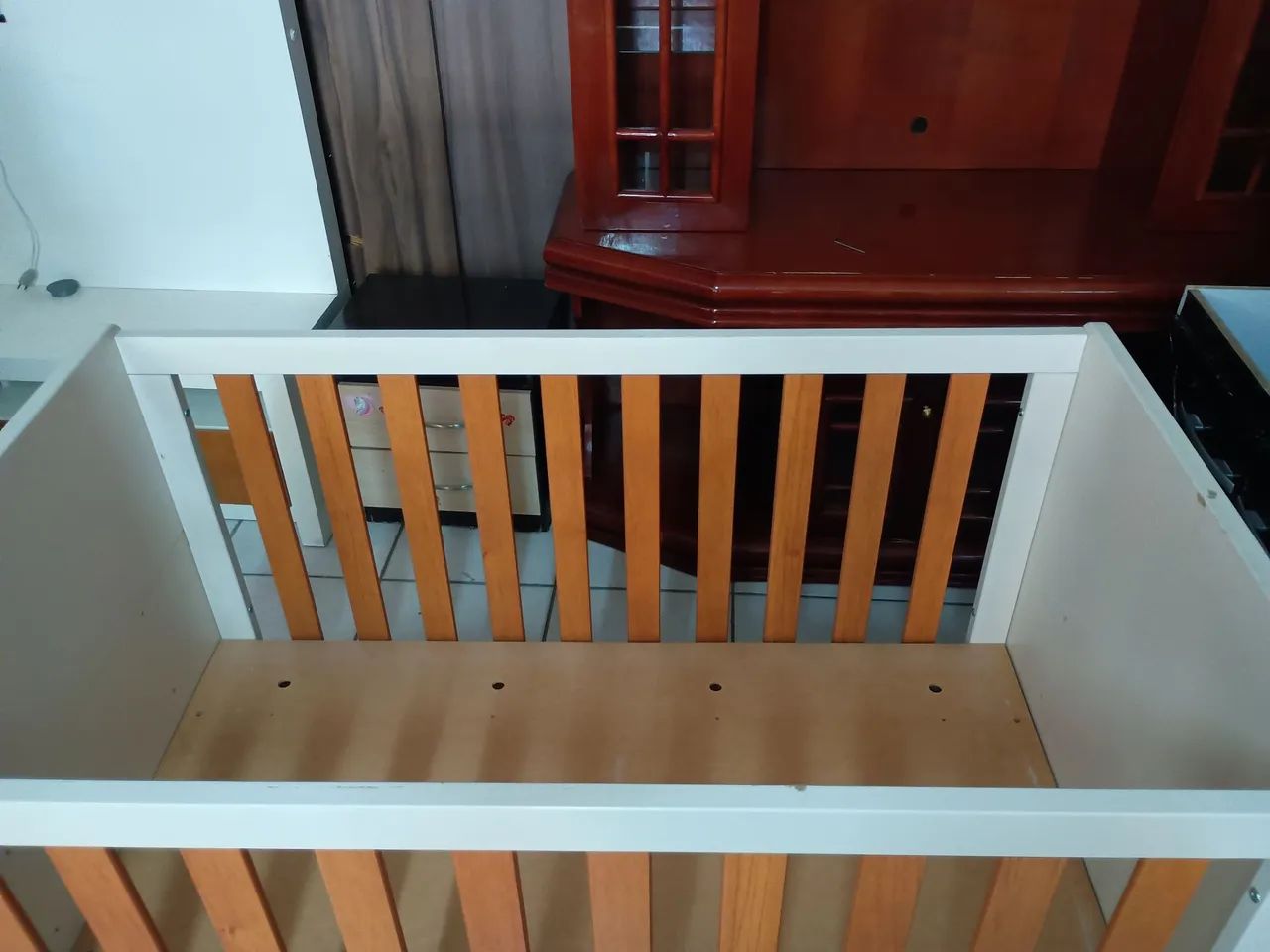 Berço de madeira branco e marrom - Foto 4
