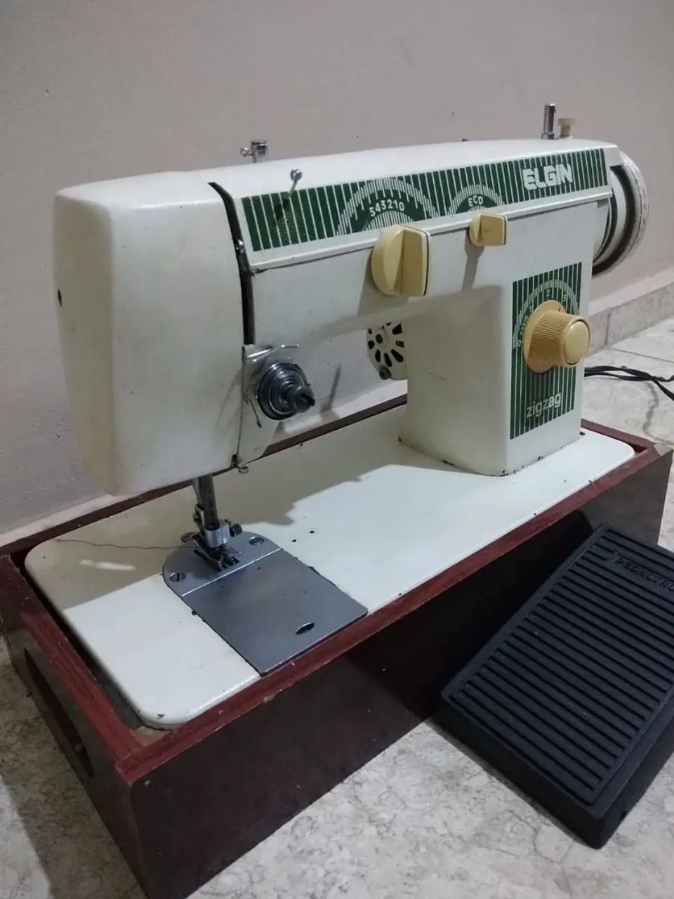 Máquina de costura Elgin antiga precisa de revisão  - Foto 3