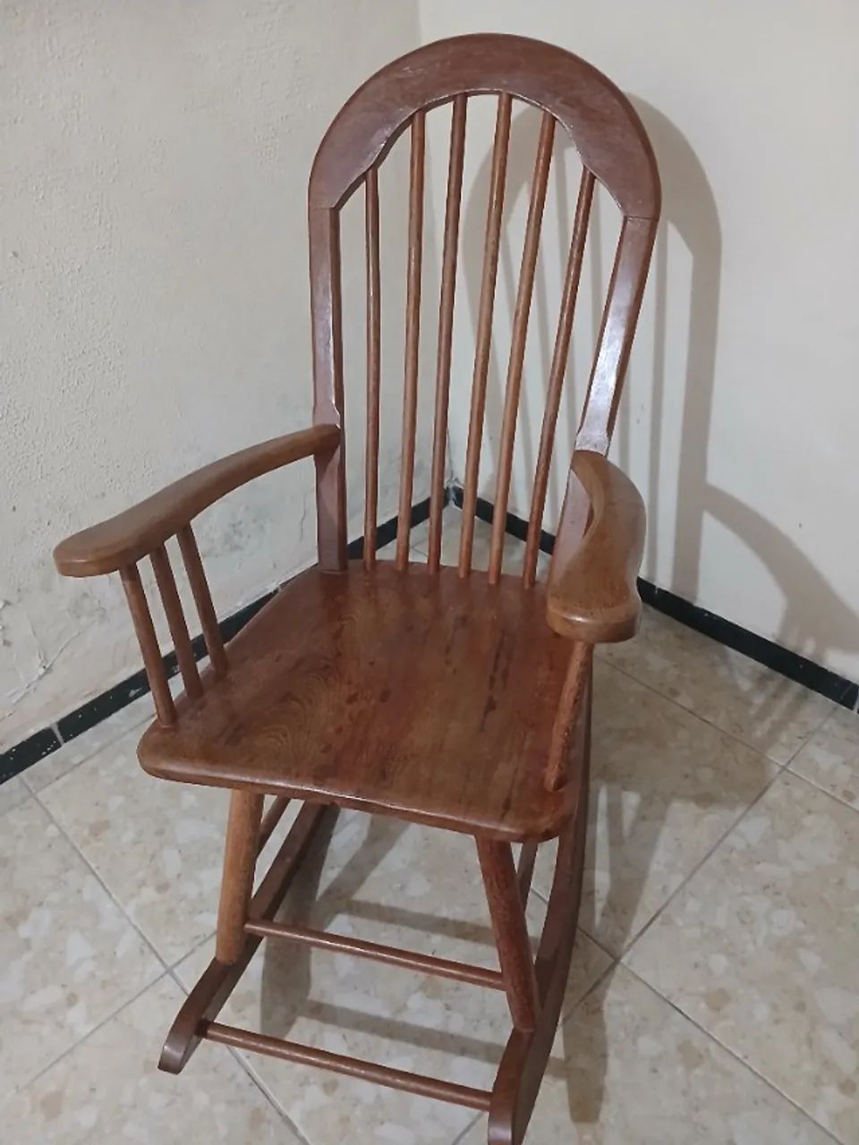 Cadeira de balanco em madeira maciça 64842072864130122