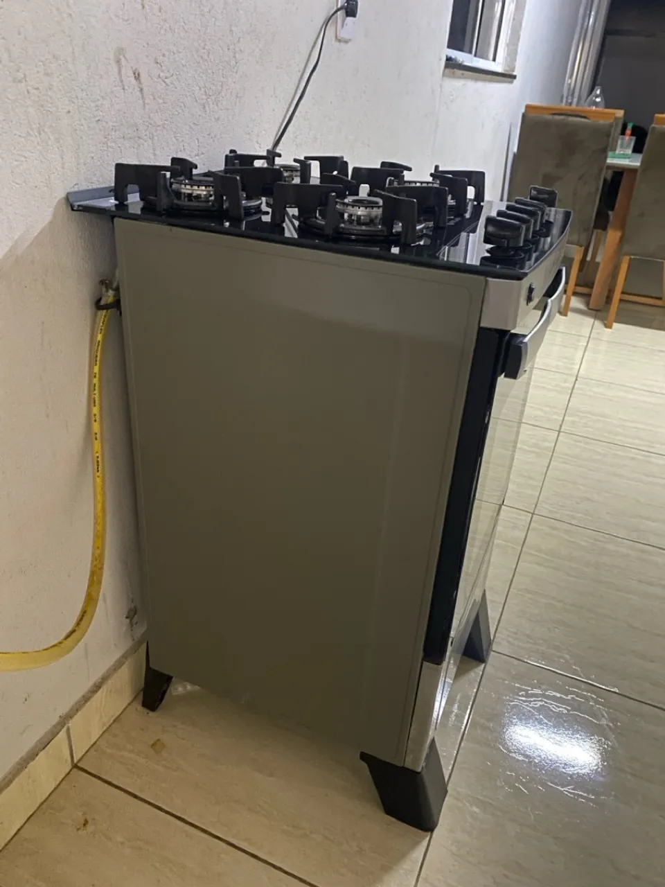 Fogão a gás com design moderno e 4 bocas