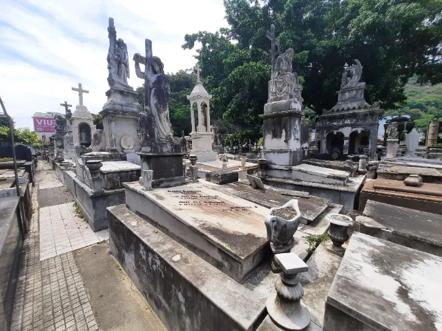 Vendo Jazigo no Cemitério São João Batista, ótima localização, linda escultura e adornos