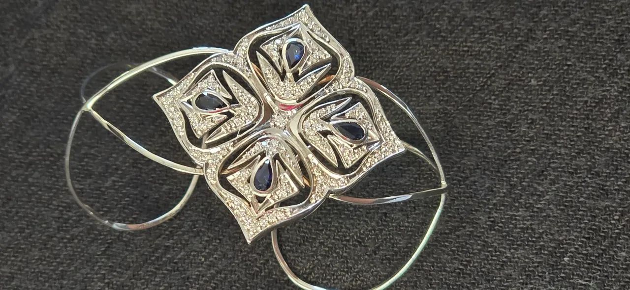 Conjunto em ouro branco em brilhantes e safira 