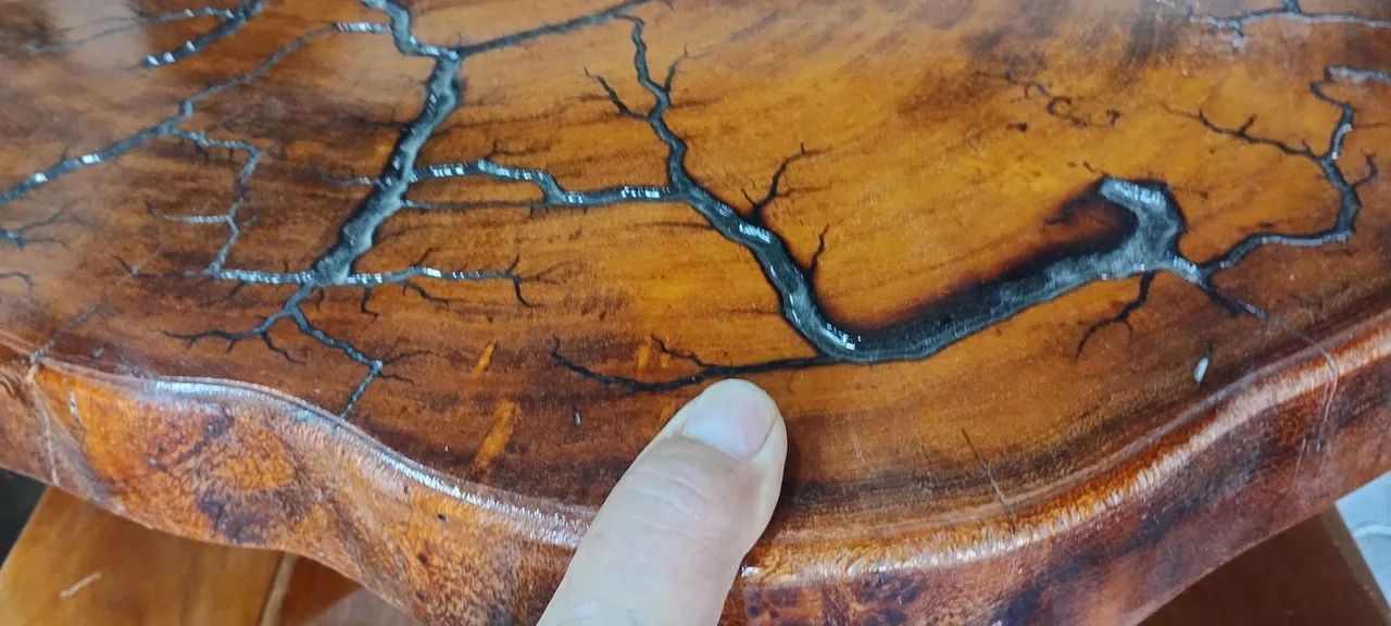 Mesa de centro eletrificada em madeira maciça e resina com veios pretos. - Foto 3