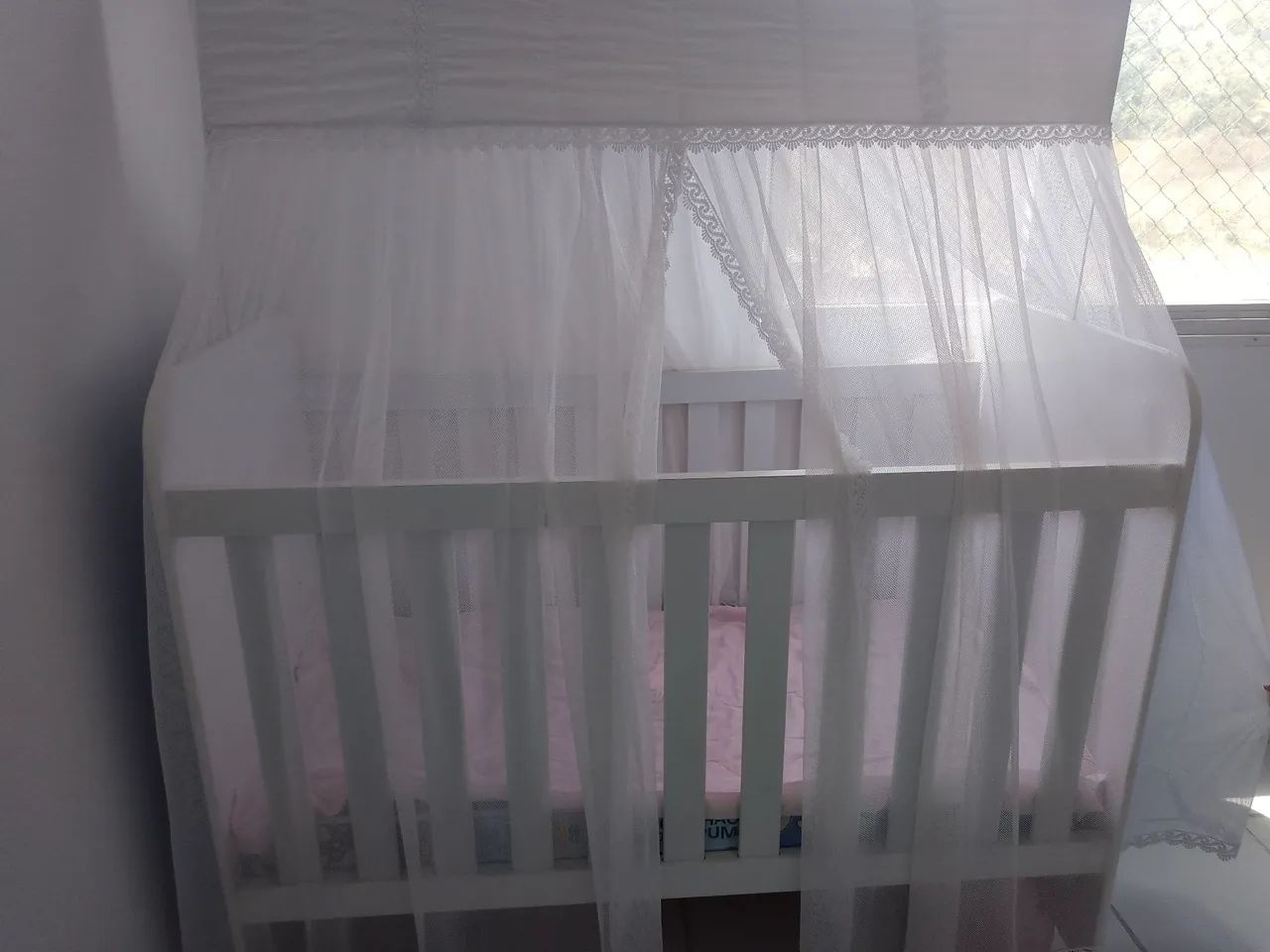 Berço de Bebê Branco com Mosquiteiro