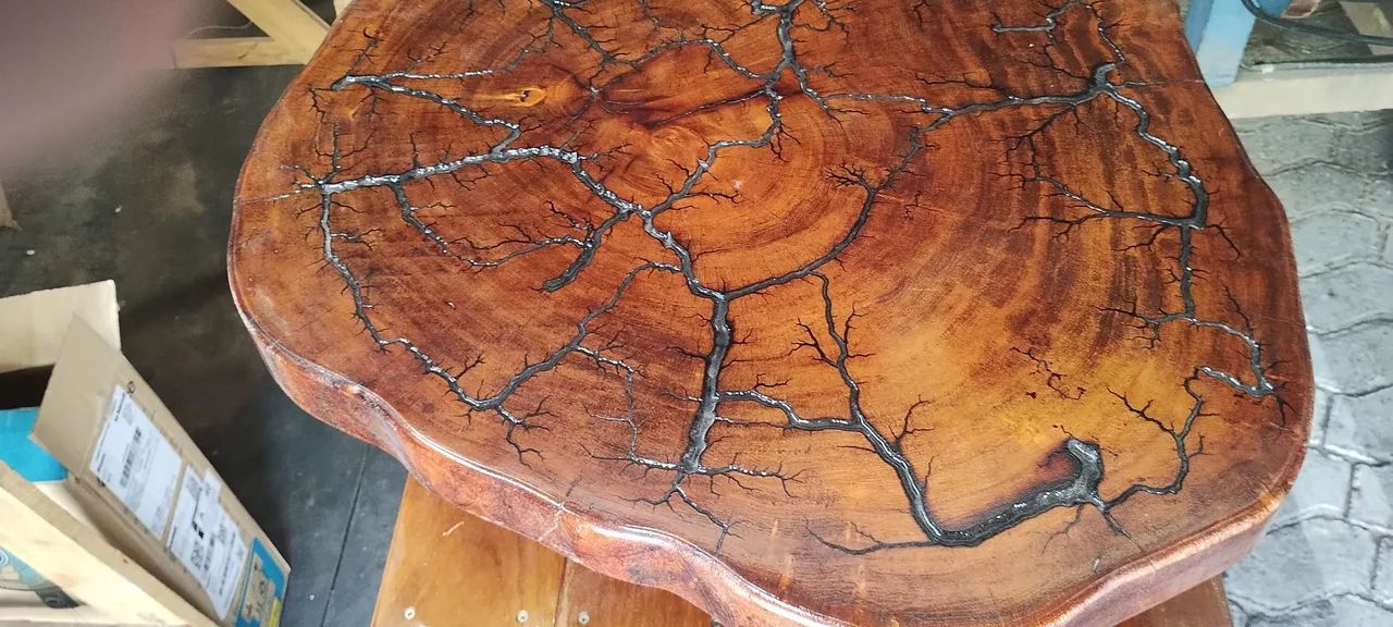 Mesa de centro eletrificada em madeira maciça e resina com veios pretos. - Foto 2