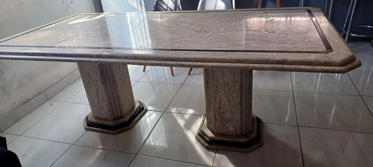 Mesa de Jantar de Mármore, 8 lugares, sem cadeiras.