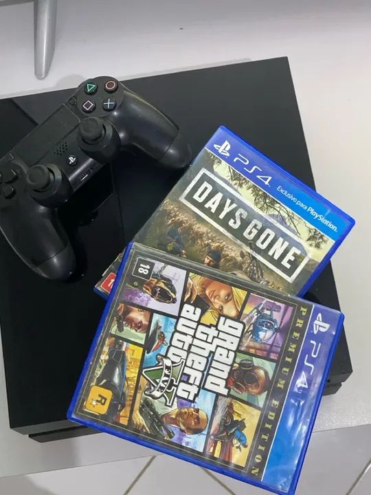 PS4 com jogos Days Gone e GTA V