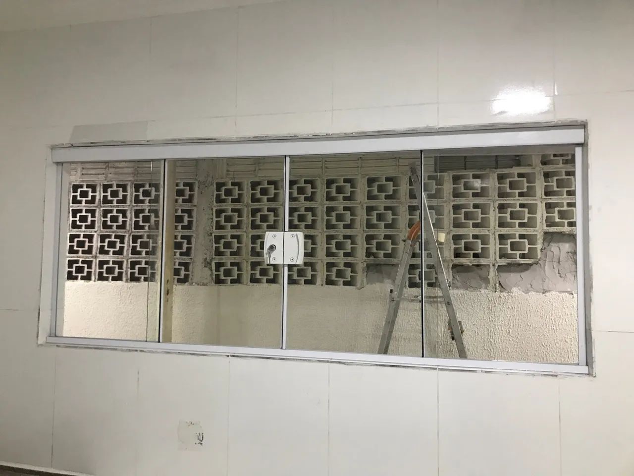 manutenção em portas de vidros , janela , portas de aluminium ,box , espelhos ,  - Foto 4