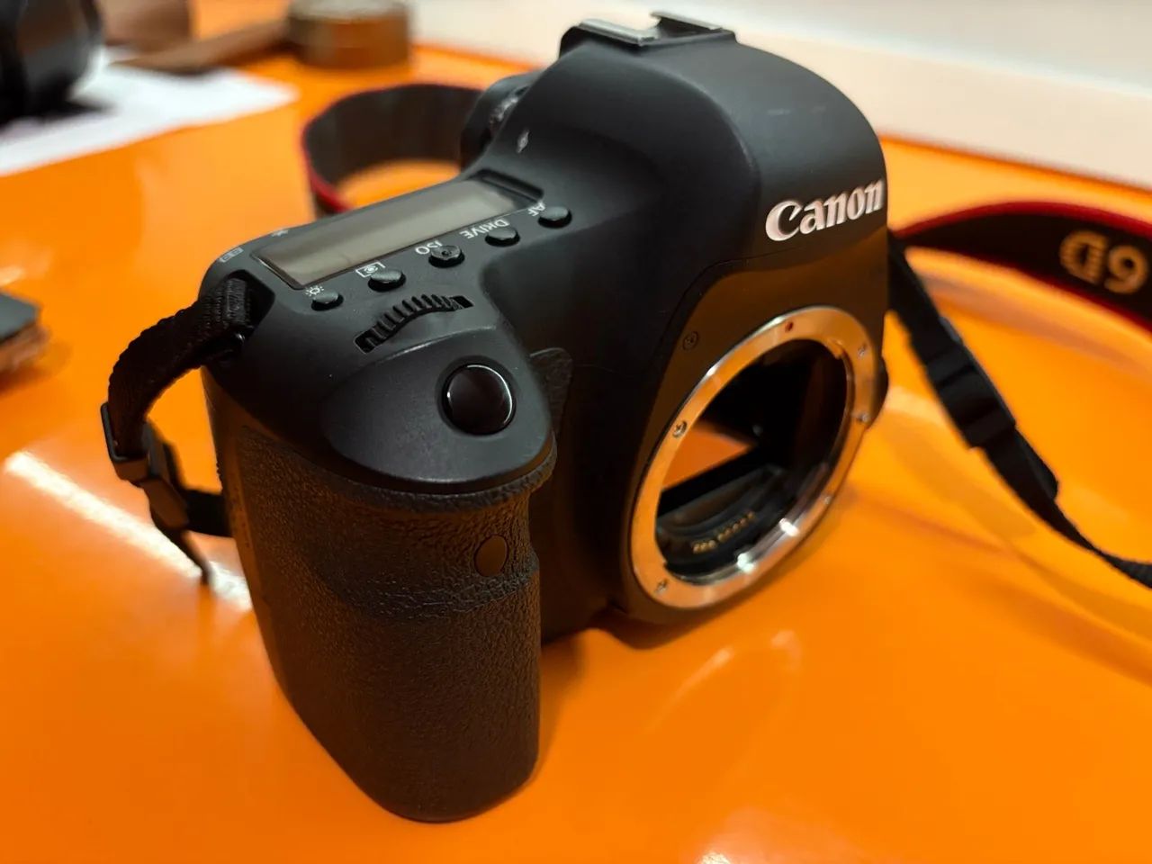 Canon 6D Full Frame (corpo) só 2600 clicks - Foto 2