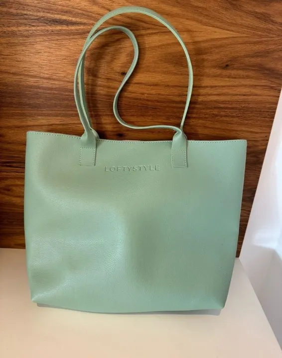 bolsa verde clara de couro sintético