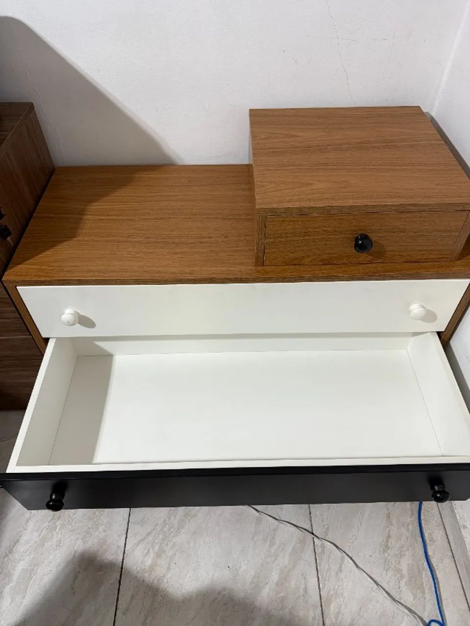 Cômoda Retrô Branca e Preta - Aprimore Decor - Foto 4