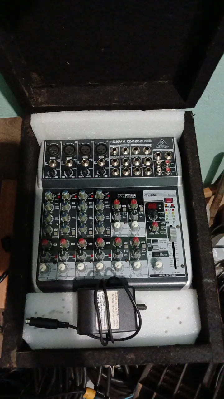 Mesa de som Behringer Xenyx QX1202USB