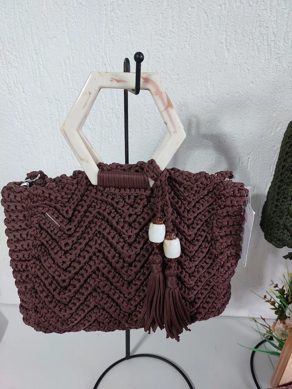 Bolsa de Mão Artesanal em crochê Marrom com Detalhes