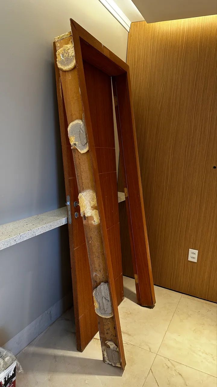 Vendo porta de madeira com caixilho e vista frontal - Foto 3