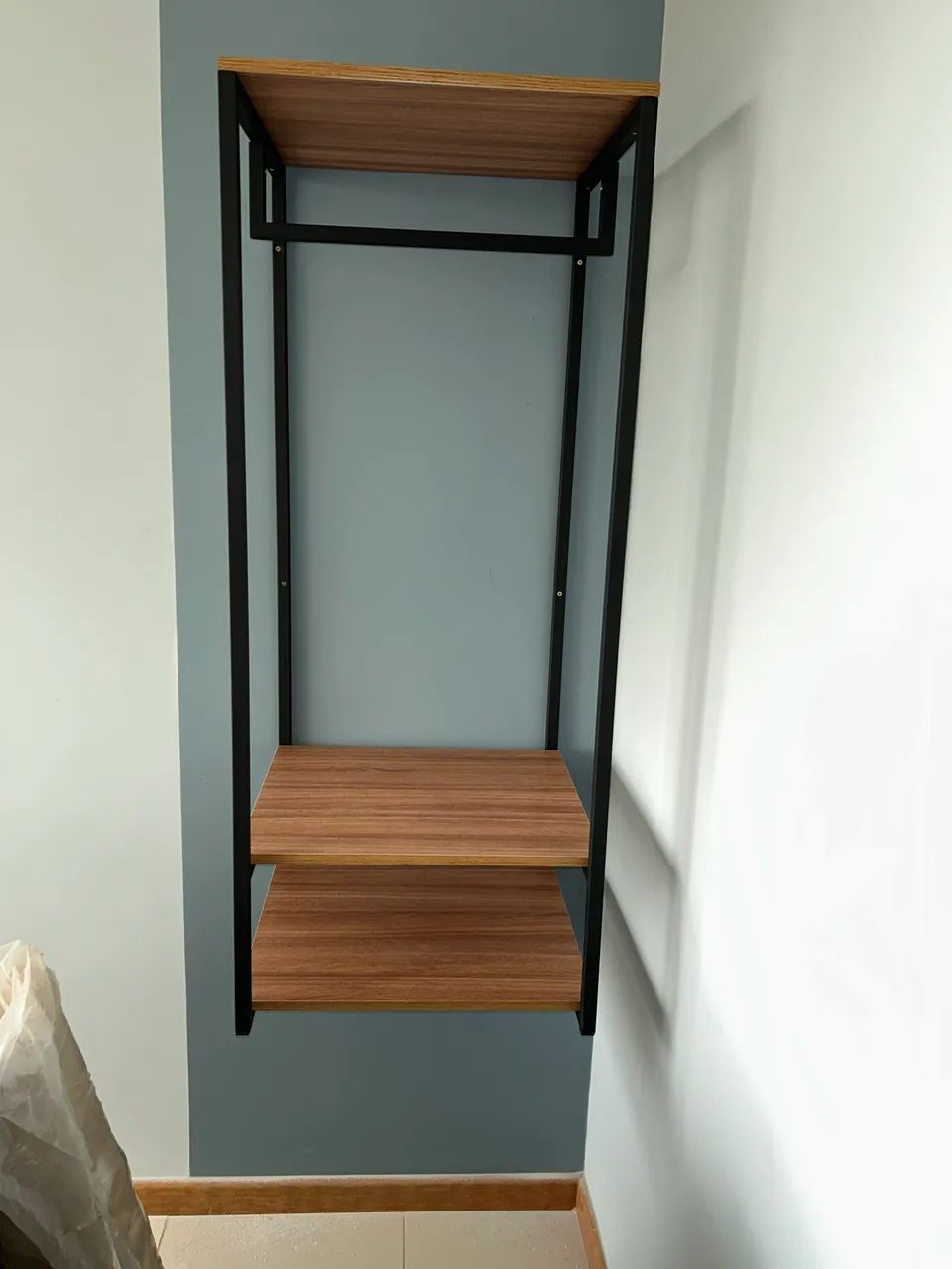 Criado suspenso com cabideiro estilo industrial - Foto 3