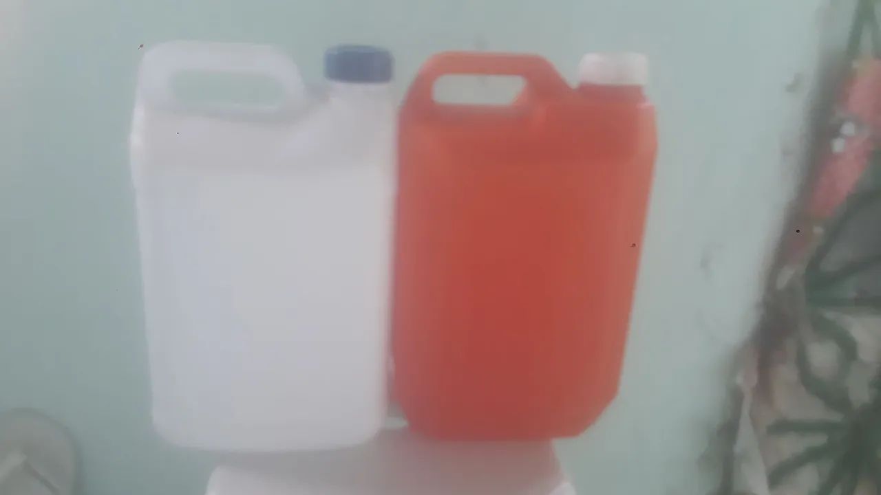 temos garrafas de para produto de limpezas de 05 litros valor 2 reais 