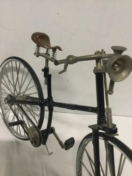 Bicicleta antiga de metal - Foto 4