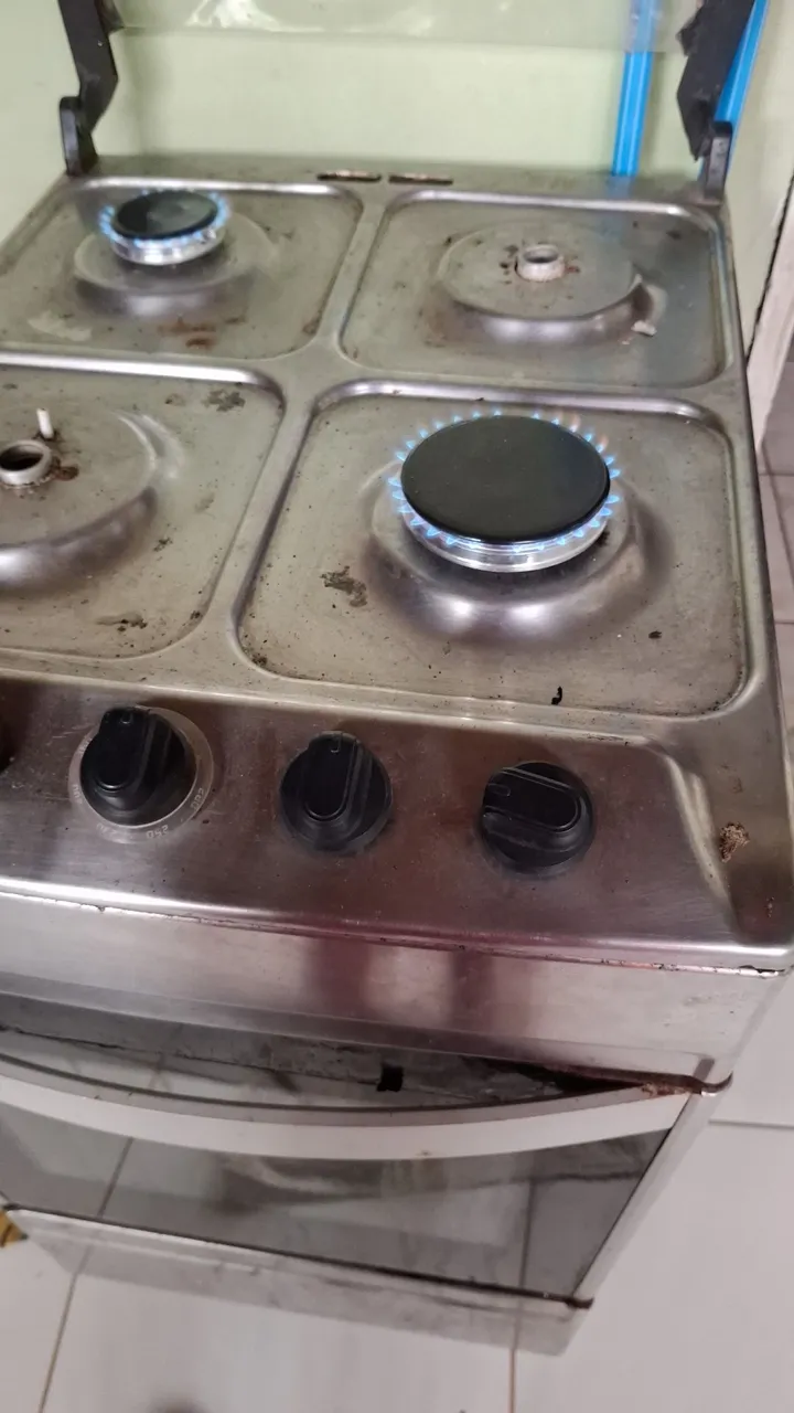 Vendo 2 fogões o de 4 boca outro de 5 200 cada um o de 4 bocas está faltando as grelhas