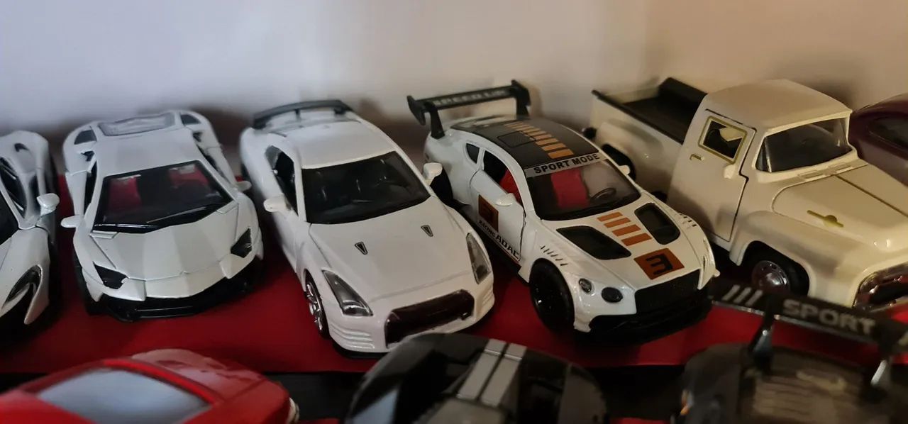 Coleção com 20 carrinhos 1:43 todos de metal que abrem a porta