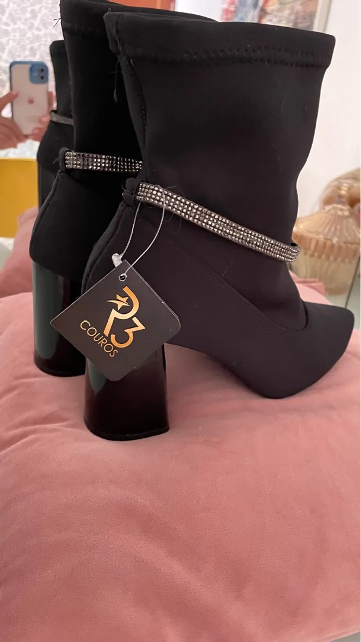 Bota feminina preta com detalhe em strass . 37.